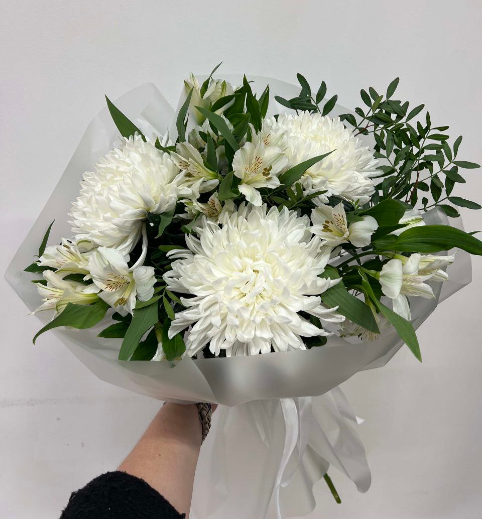 Стойкий букет из альстромерий и одноголовых хризантем