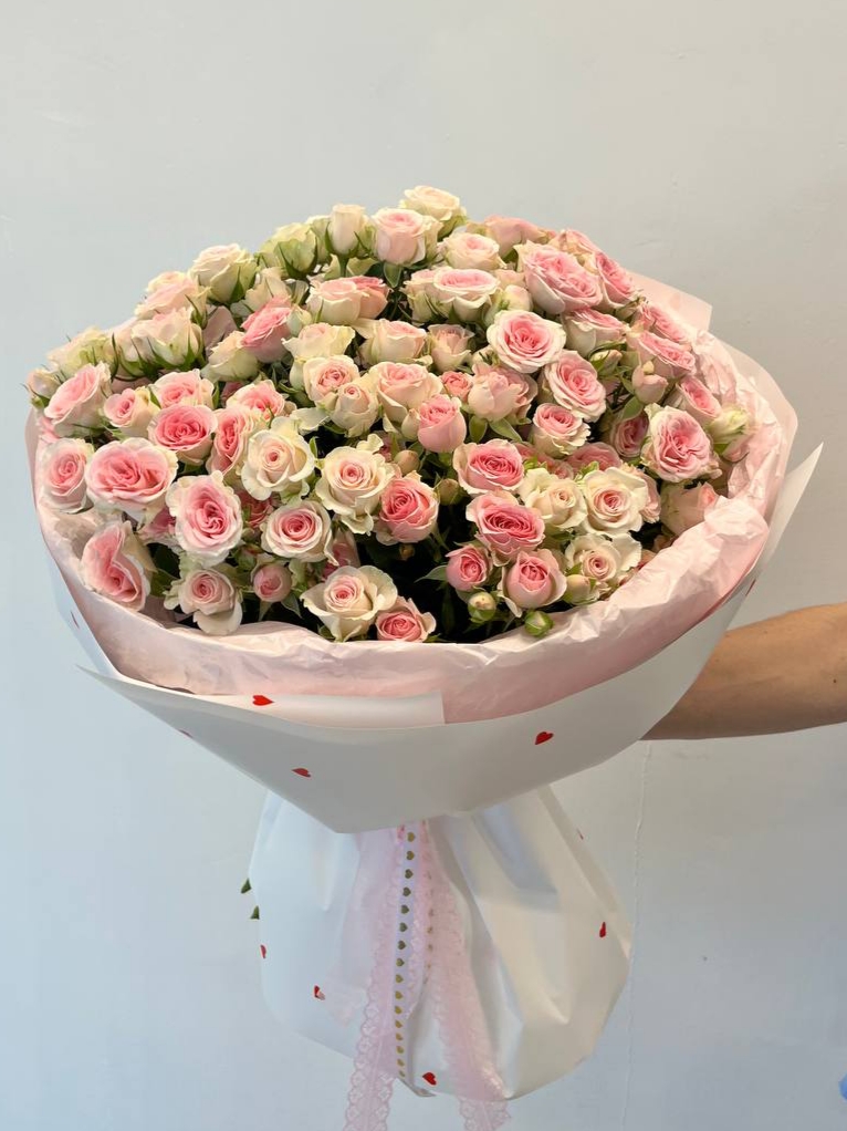 Букет из нежных кустовых роз