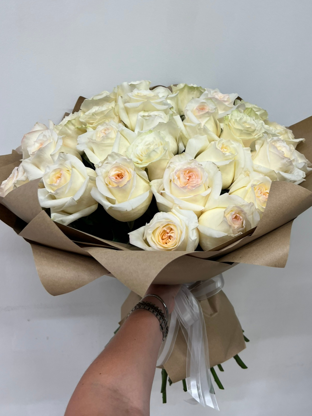 Букет из 31 белой розы