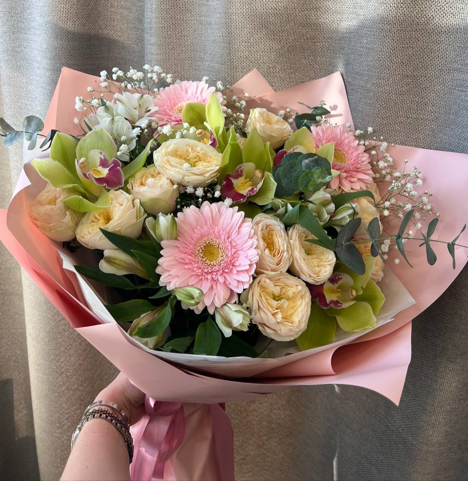 Букет из нежных гербер и орхидей 